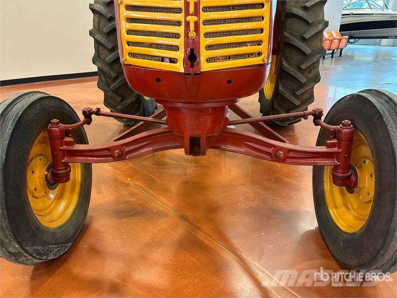 Cockshutt 30 2WD Wide Front Antique Tractor الجرارات