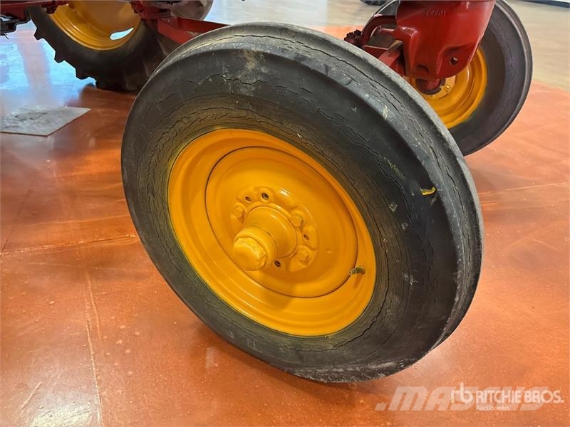Cockshutt 30 2WD Wide Front Antique Tractor الجرارات