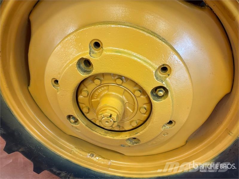 Cockshutt 30 2WD Wide Front Antique Tractor الجرارات