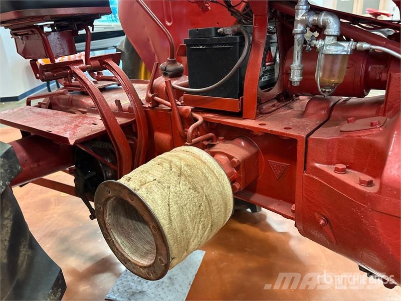 Cockshutt 30 2WD Wide Front Antique Tractor الجرارات