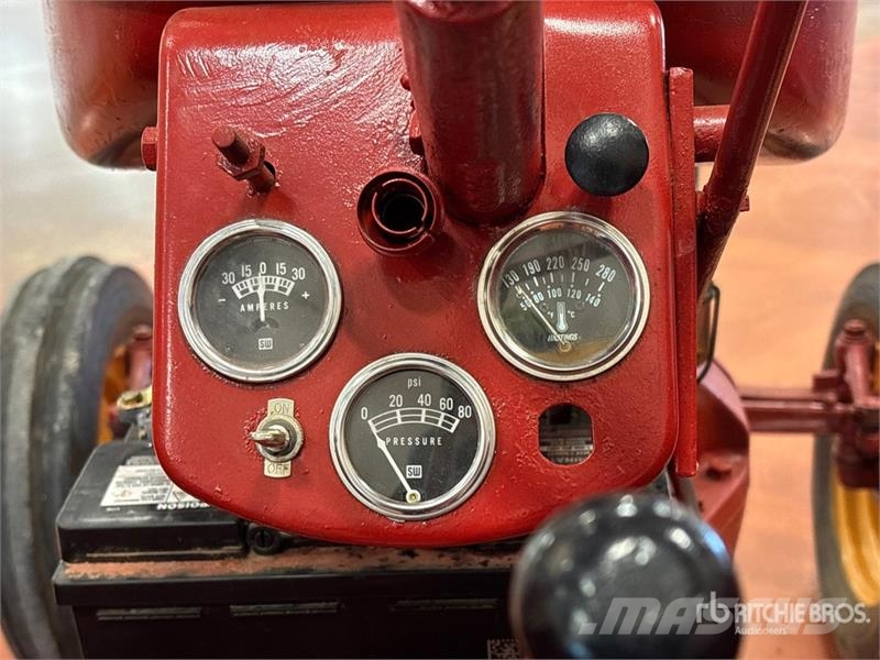Cockshutt 30 2WD Wide Front Antique Tractor الجرارات