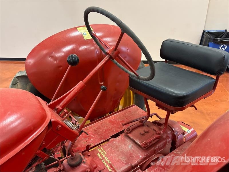 Cockshutt 30 2WD Wide Front Antique Tractor الجرارات