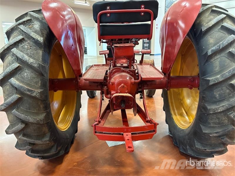 Cockshutt 30 2WD Wide Front Antique Tractor الجرارات