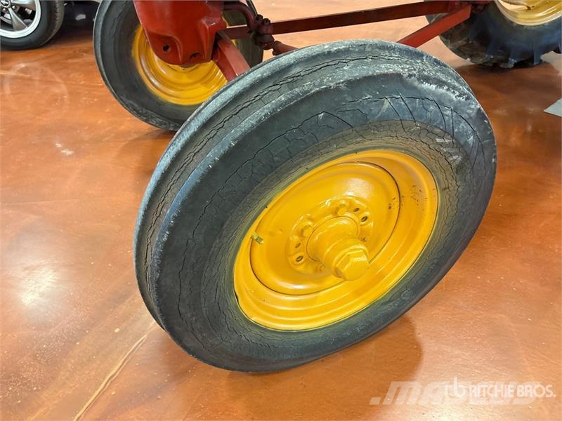 Cockshutt 30 2WD Wide Front Antique Tractor الجرارات