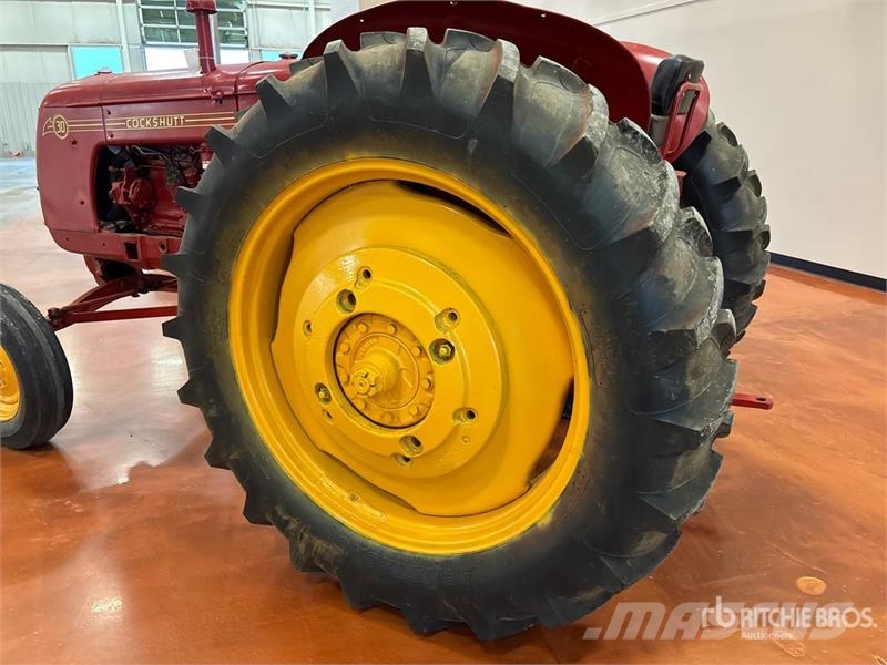 Cockshutt 30 2WD Wide Front Antique Tractor الجرارات