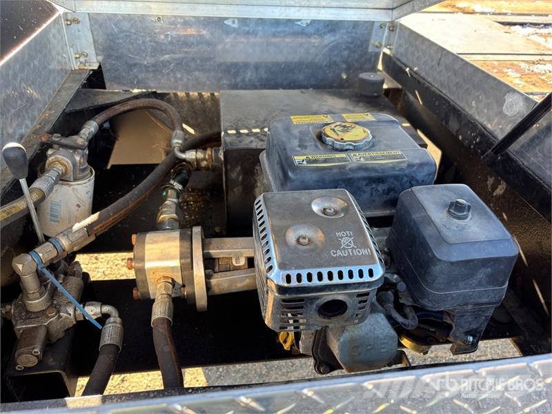 Columbia 34 ft T/A Tilt Deck Trailer Maskinhenger
