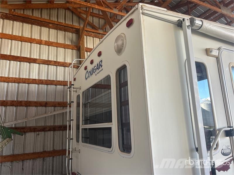 Cougar 29 ft T/A Travel Trailer Andre hengere