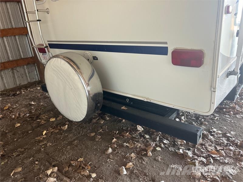 Cougar 29 ft T/A Travel Trailer Andre hengere