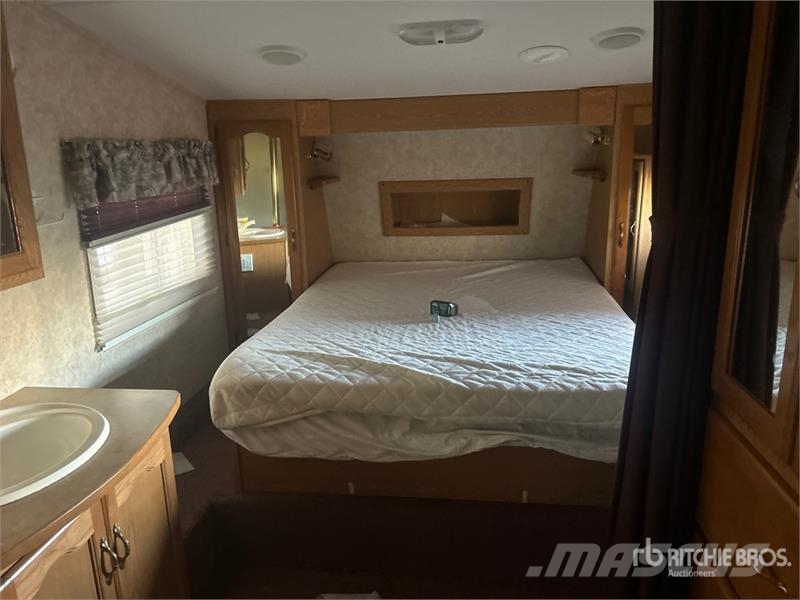 Cougar 29 ft T/A Travel Trailer Andre hengere