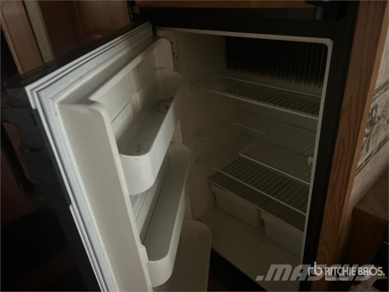 Cougar 29 ft T/A Travel Trailer Andre hengere