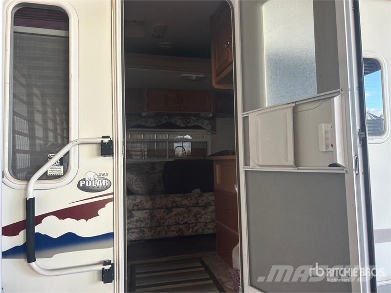 Cougar 29 ft T/A Travel Trailer Andre hengere