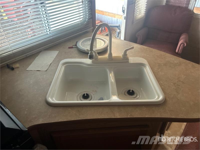 Cougar 29 ft T/A Travel Trailer Andre hengere