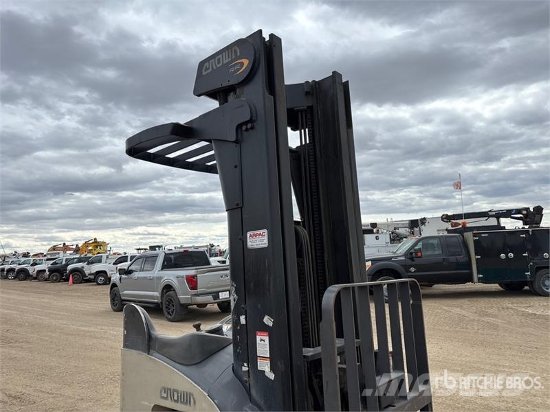 Crown RR5220-45 4500 lb Reach Truck Reach truck