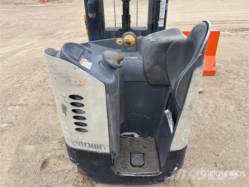 Crown RR5220-45 4500 lb Reach Truck Reach truck