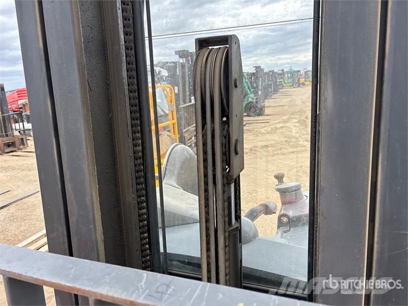 Crown RR5220-45 4500 lb Reach Truck Reach truck