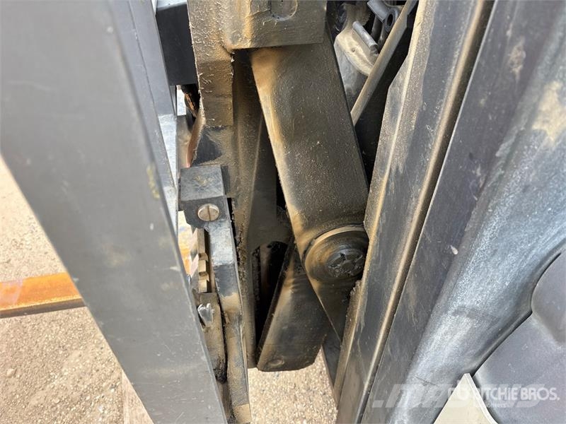 Crown RR5220-45 4500 lb Reach Truck Reach truck
