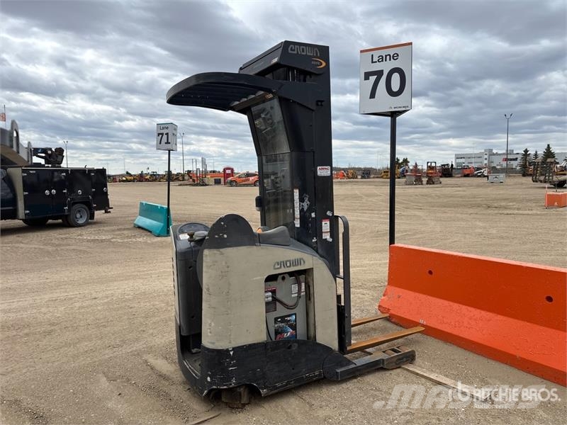 Crown RR5220-45 4500 lb Reach Truck Reach truck