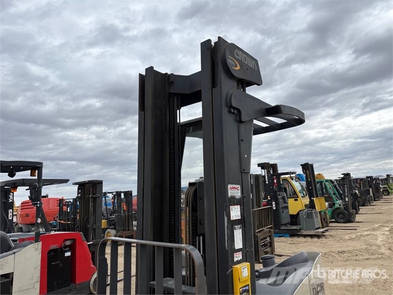 Crown RR5220-45 4500 lb Reach Truck Reach truck