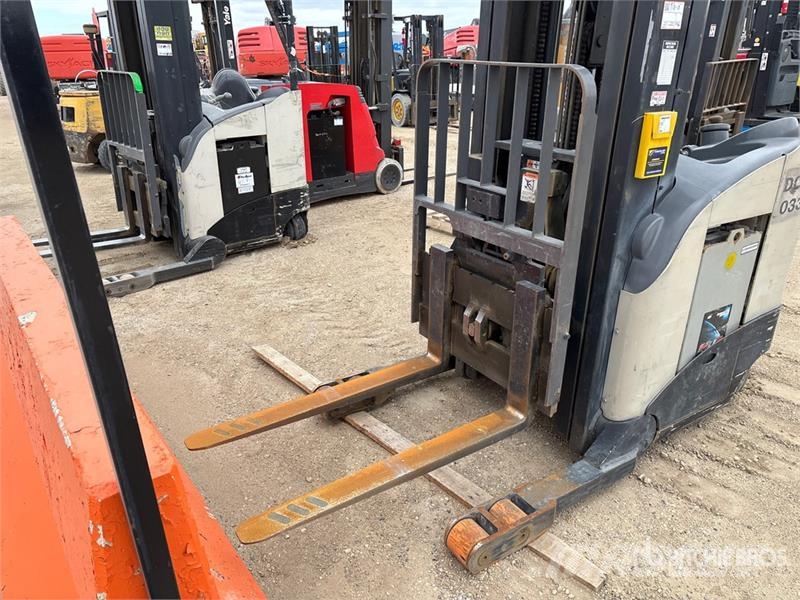 Crown RR5220-45 4500 lb Reach Truck Reach truck