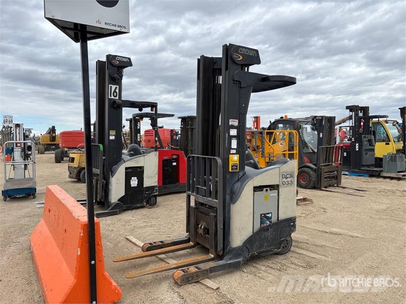 Crown RR5220-45 4500 lb Reach Truck Reach truck