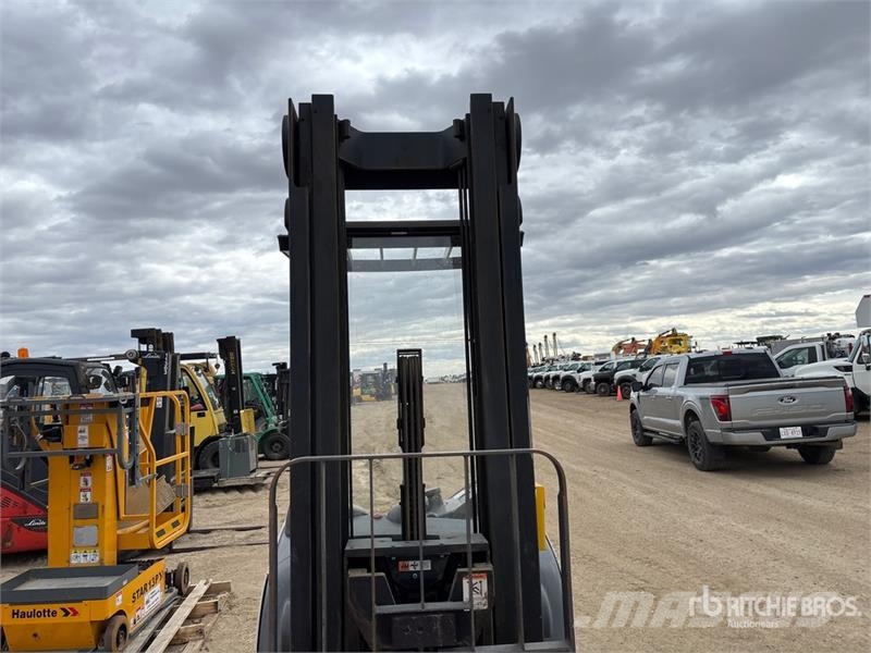 Crown RR5220-45 4500 lb Reach Truck Reach truck