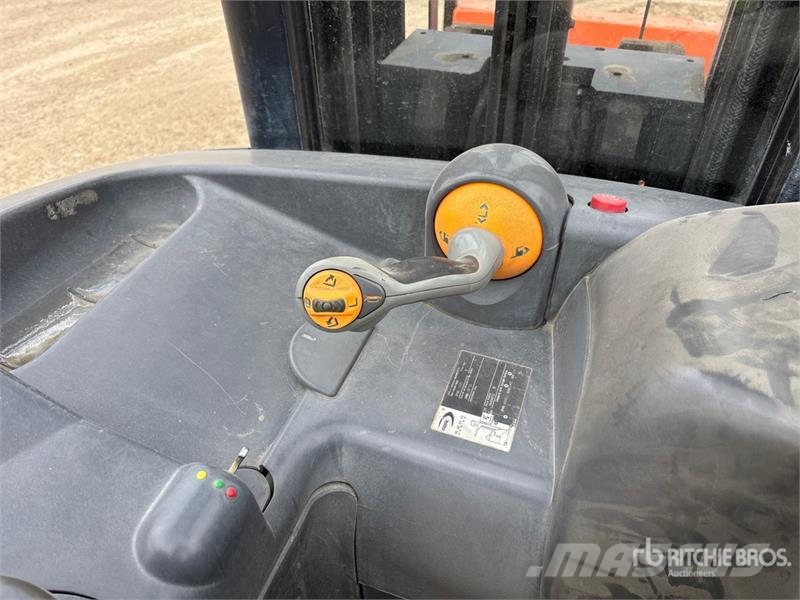 Crown RR5220-45 4500 lb Reach Truck Reach truck