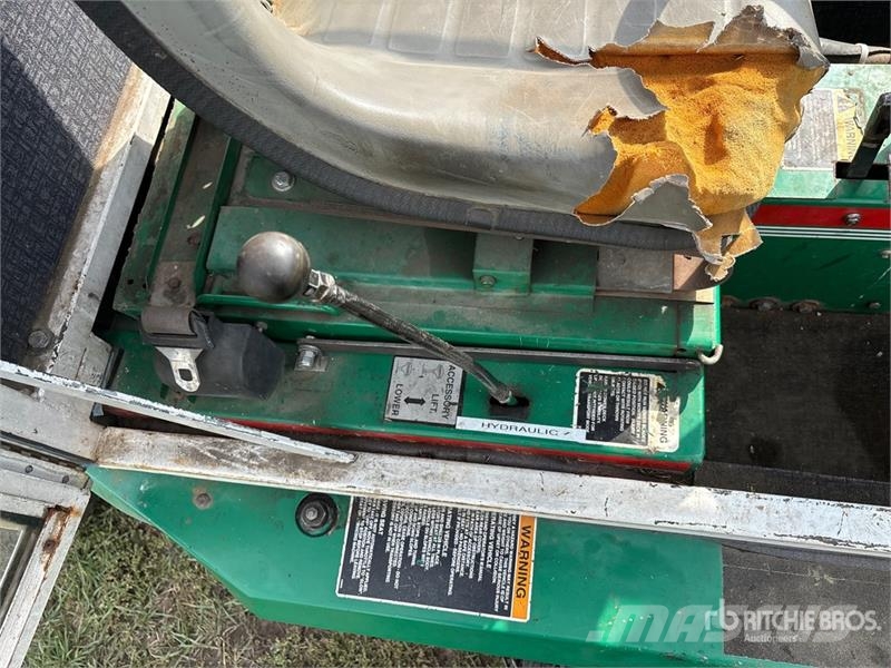 Cushman 807 4x2 Ride-On Lawn Mower Самохідні газонокосарки