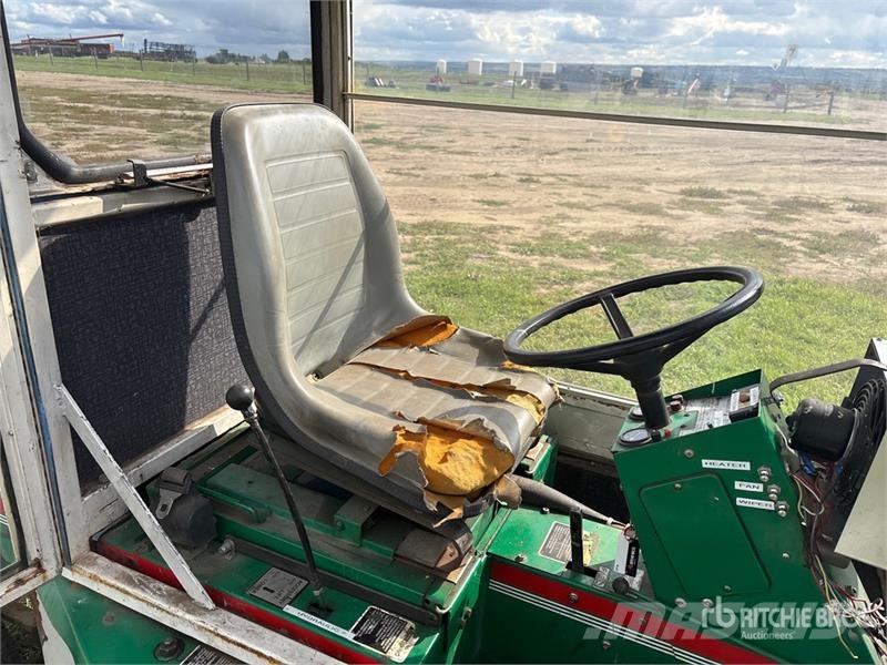 Cushman 807 4x2 Ride-On Lawn Mower Самохідні газонокосарки