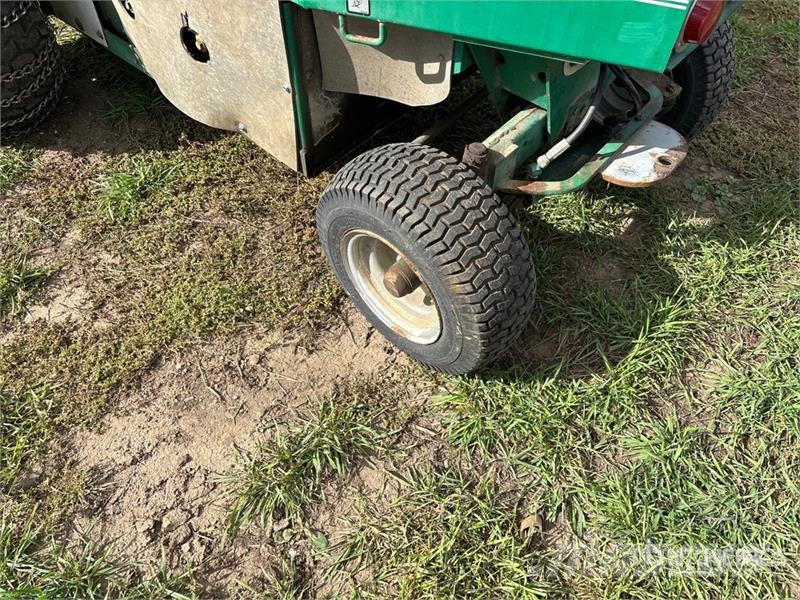 Cushman 807 4x2 Ride-On Lawn Mower Самохідні газонокосарки