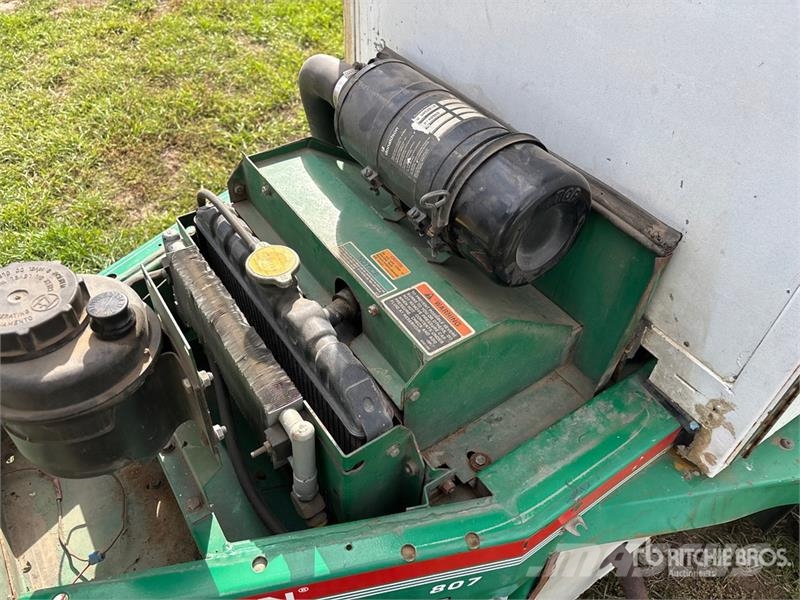 Cushman 807 4x2 Ride-On Lawn Mower Самохідні газонокосарки