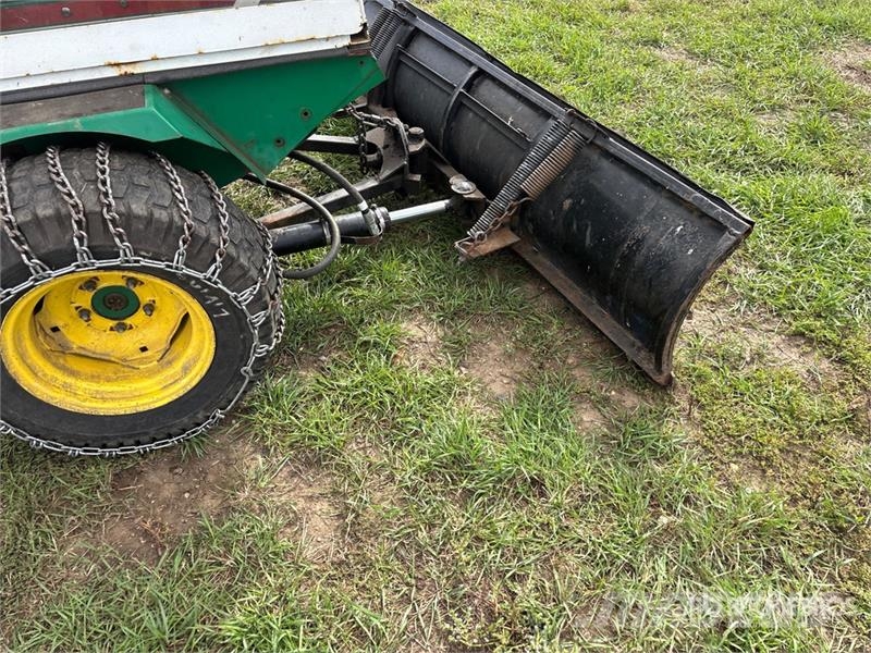 Cushman 807 4x2 Ride-On Lawn Mower Самохідні газонокосарки