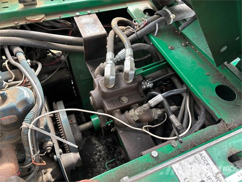 Cushman 807 4x2 Ride-On Lawn Mower Самохідні газонокосарки