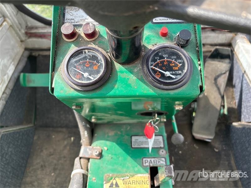 Cushman 807 4x2 Ride-On Lawn Mower Самохідні газонокосарки