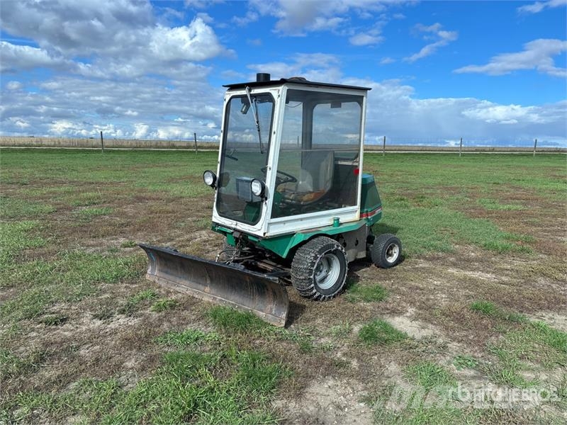 Cushman 807 4x2 Ride-On Lawn Mower Самохідні газонокосарки