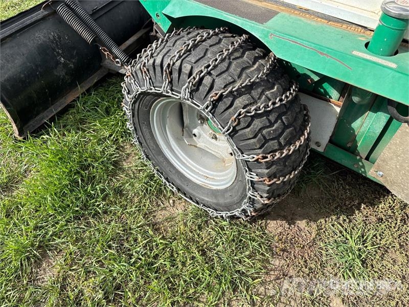 Cushman 807 4x2 Ride-On Lawn Mower Самохідні газонокосарки