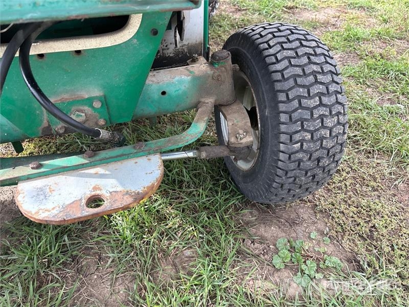 Cushman 807 4x2 Ride-On Lawn Mower Самохідні газонокосарки