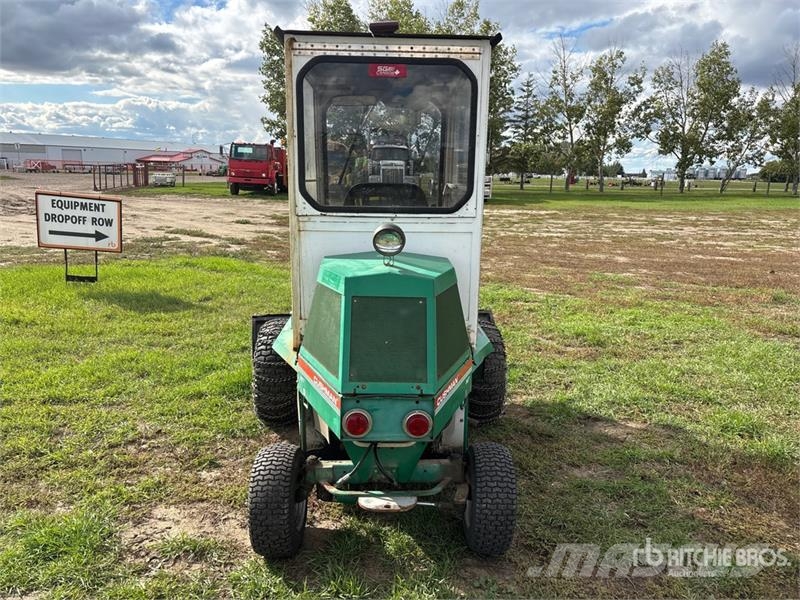 Cushman 807 4x2 Ride-On Lawn Mower Самохідні газонокосарки