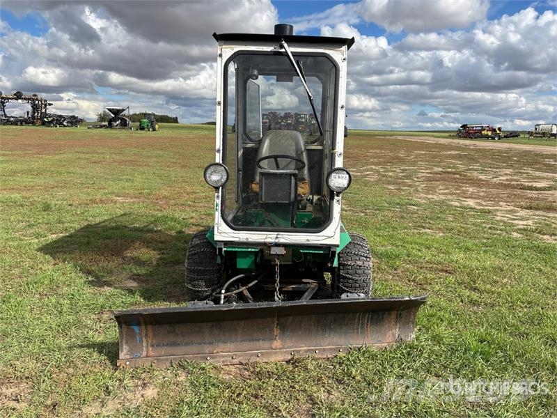 Cushman 807 4x2 Ride-On Lawn Mower Самохідні газонокосарки