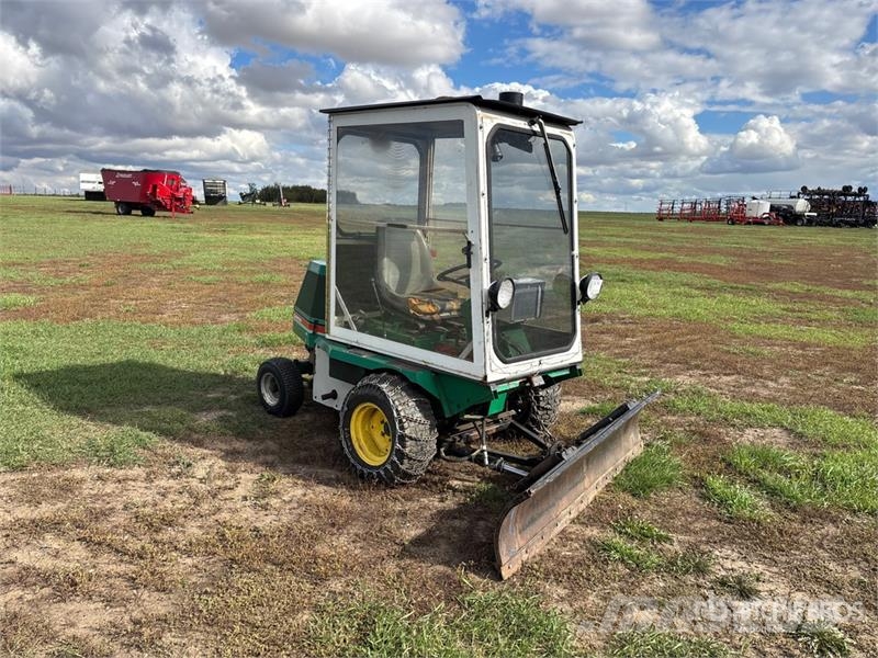 Cushman 807 4x2 Ride-On Lawn Mower Самохідні газонокосарки