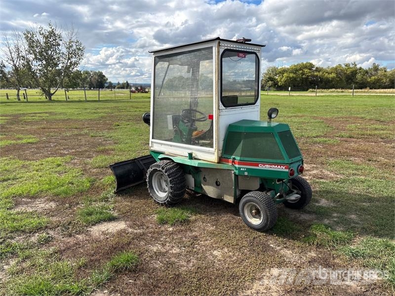 Cushman 807 4x2 Ride-On Lawn Mower Самохідні газонокосарки