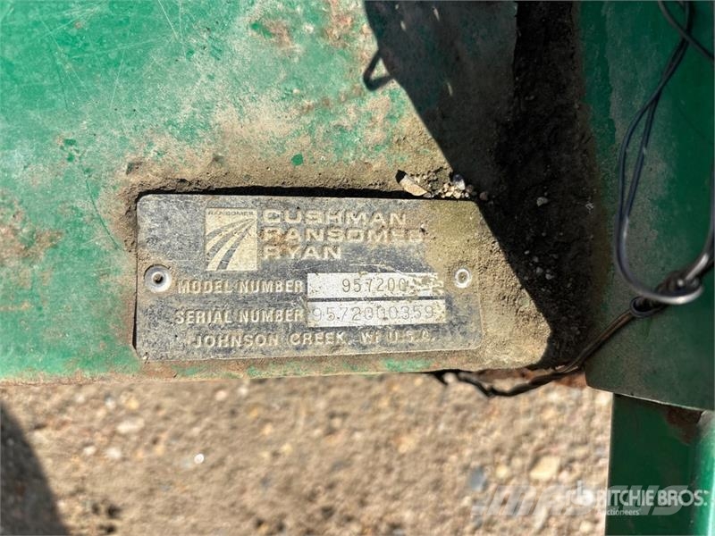 Cushman 807 4x2 Ride-On Lawn Mower Самохідні газонокосарки