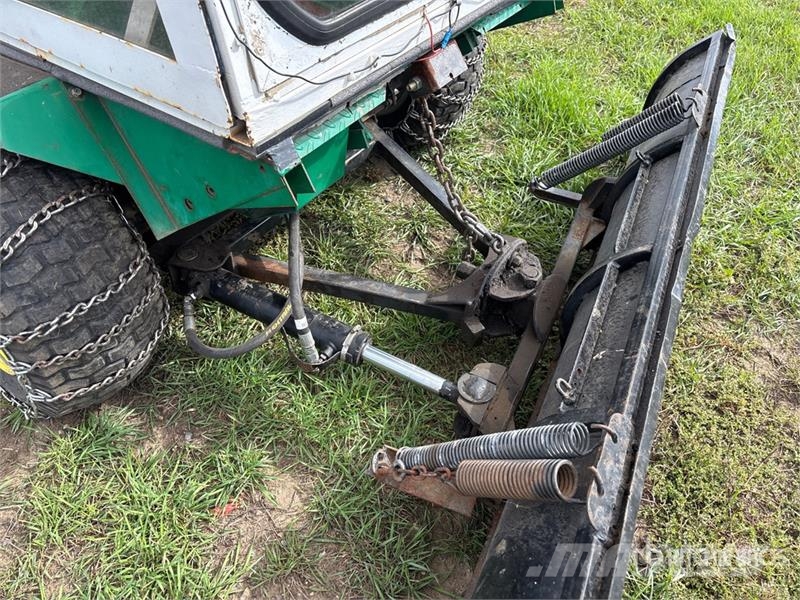 Cushman 807 4x2 Ride-On Lawn Mower Самохідні газонокосарки