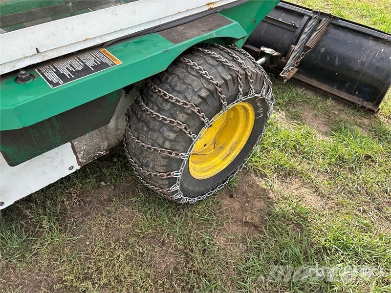 Cushman 807 4x2 Ride-On Lawn Mower Самохідні газонокосарки