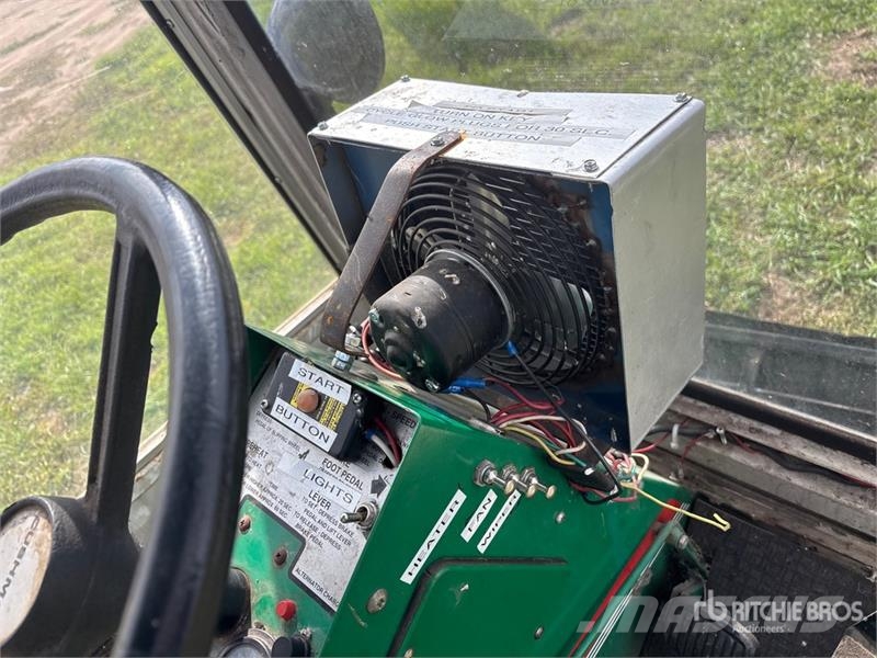 Cushman 807 4x2 Ride-On Lawn Mower Самохідні газонокосарки