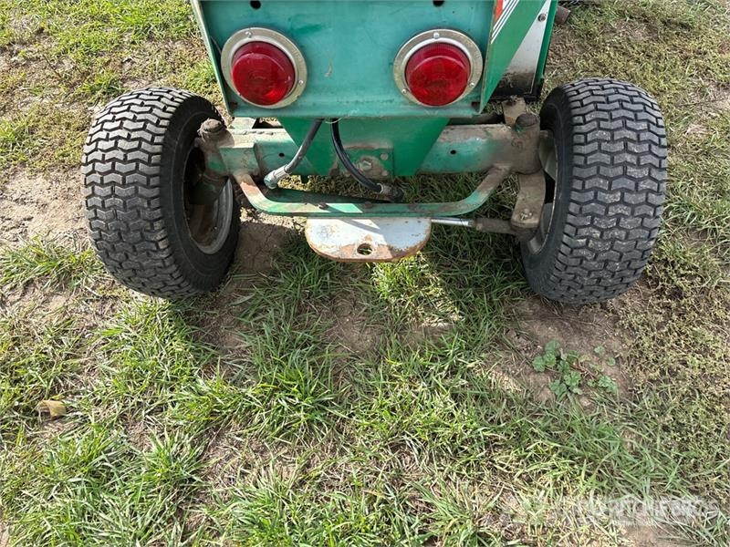 Cushman 807 4x2 Ride-On Lawn Mower Самохідні газонокосарки