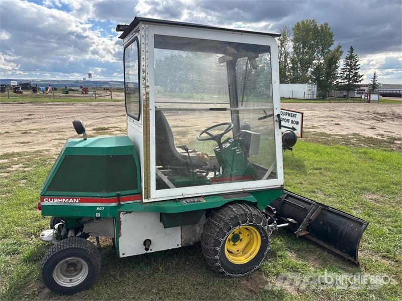 Cushman 807 4x2 Ride-On Lawn Mower Самохідні газонокосарки