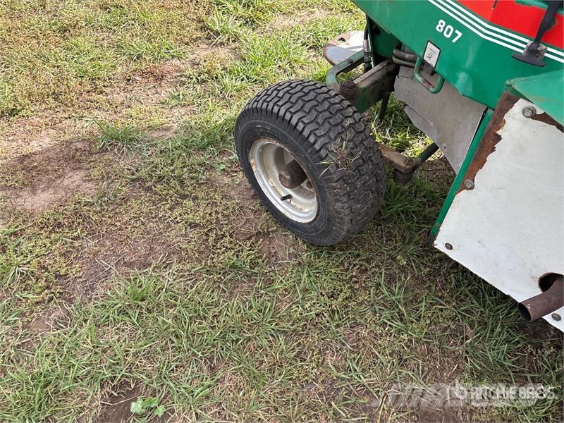 Cushman 807 4x2 Ride-On Lawn Mower Самохідні газонокосарки