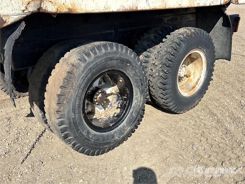  Custom Built T/A 14 ft Off-Road End Dump Trailer شاحنات أخرى