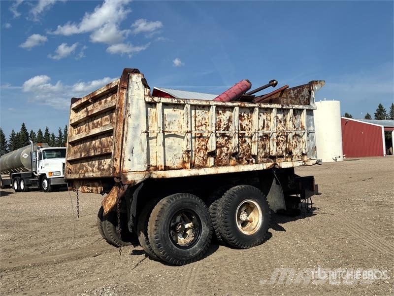  Custom Built T/A 14 ft Off-Road End Dump Trailer شاحنات أخرى