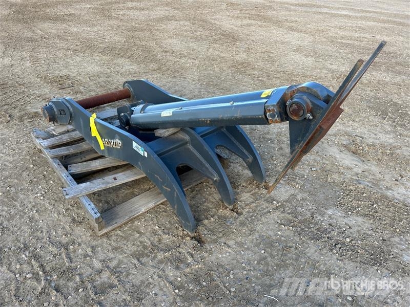 DaeQuip HE250 60 in Hydraulic Excavator Thumb 挖斗